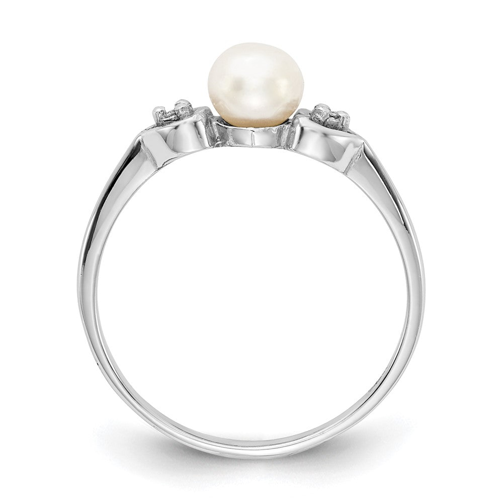 14k White Gold 4.5mm White Freshwater Cultured Pearl and A Diamond Ring