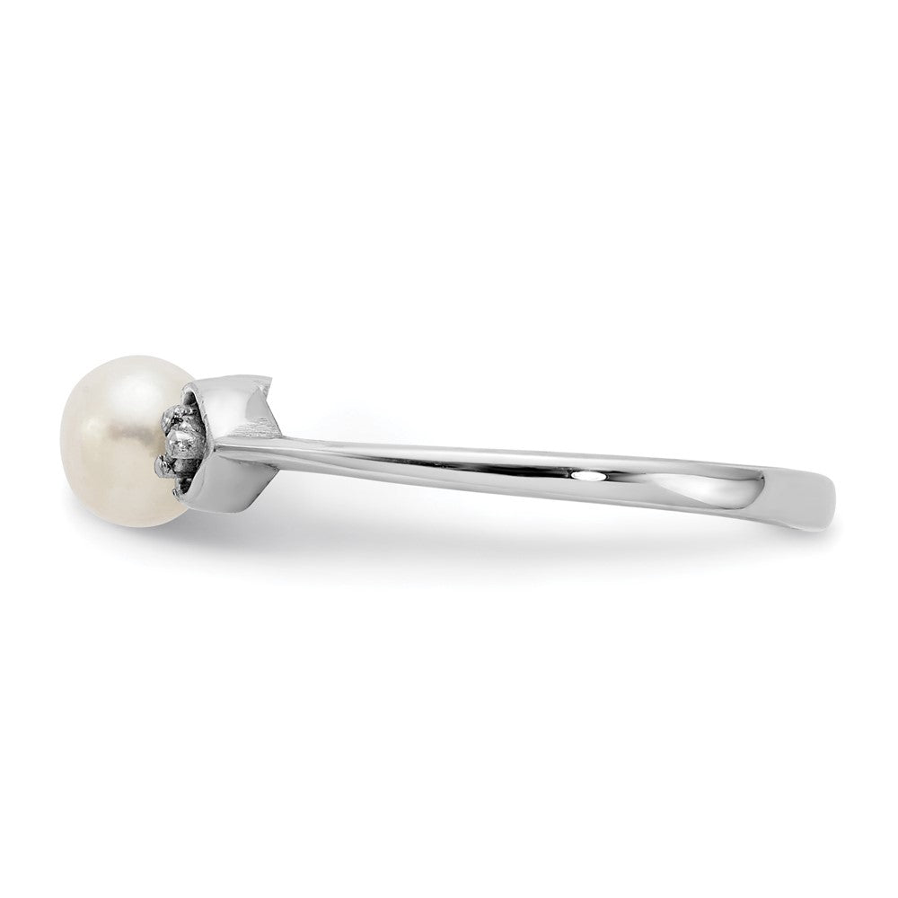 14k White Gold 4.5mm White Freshwater Cultured Pearl and VS Diamond Ring