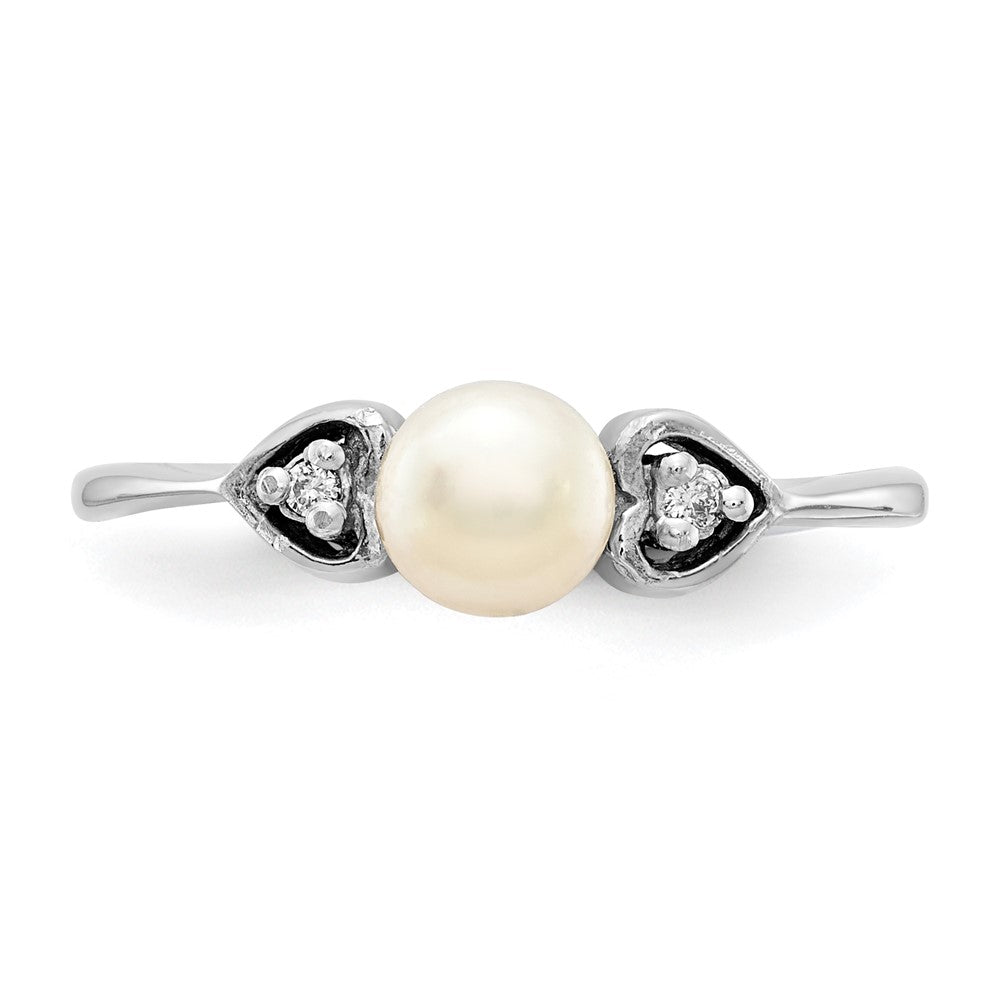 14k White Gold 4.5mm White Freshwater Cultured Pearl and VS Diamond Ring